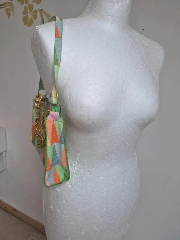 Bolso vintage Y2K multicolor con cadena dorada – photo 4